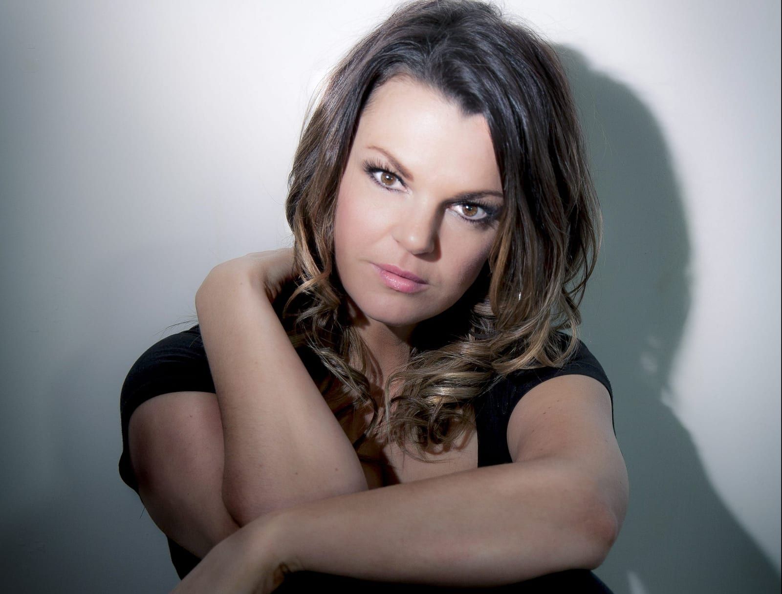 Tesni Jones - Lead Vocalist of Rock Iconic